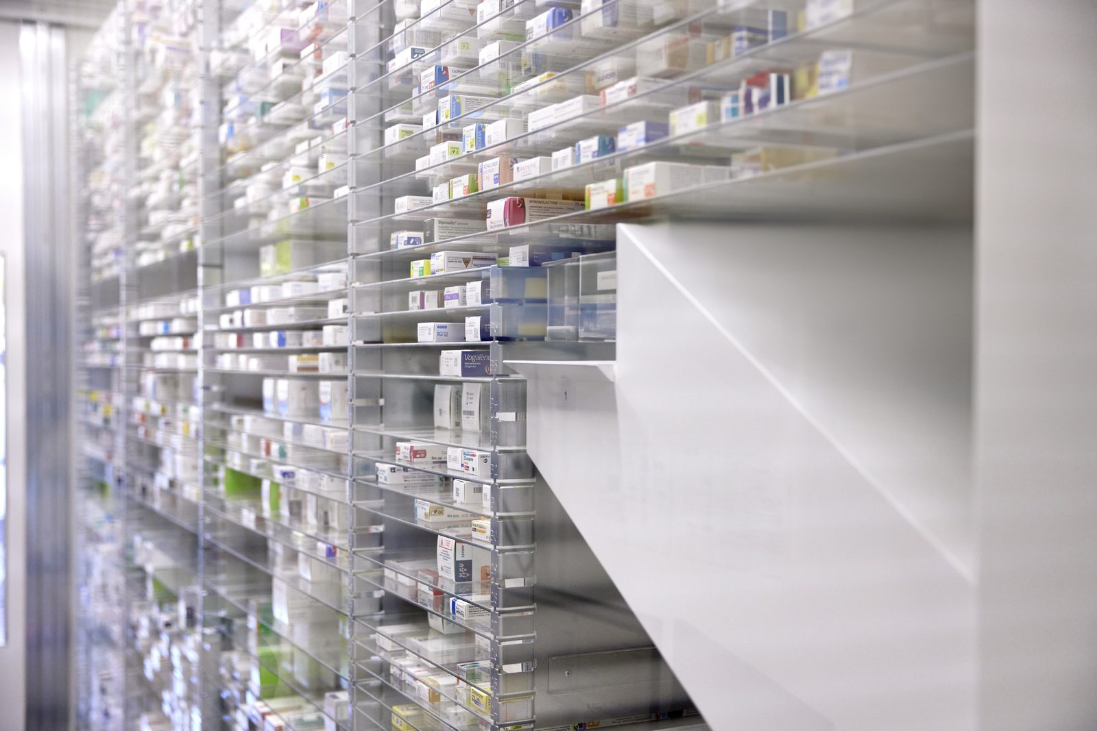 Rayons de médicaments d'une pharmacie coopératrice NovaPDA